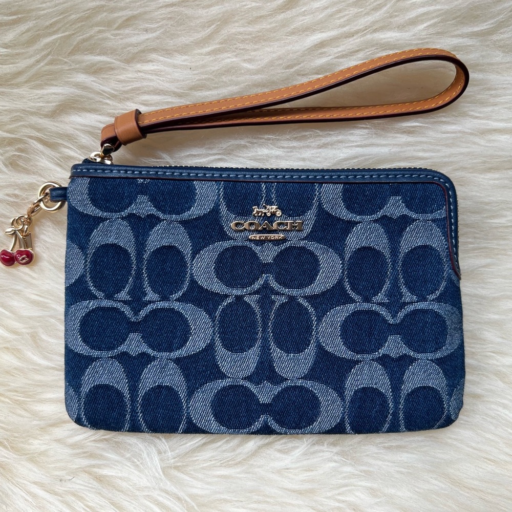 🍒👖 NWT Coach Wristlet in Signature Denim with cherry charm hangtag beautiful